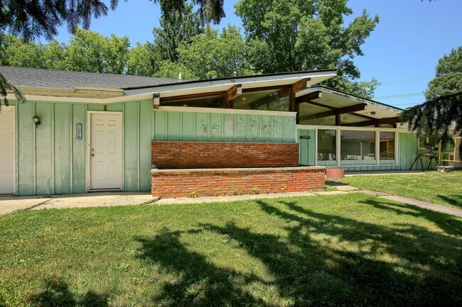 Building Photo - 12395 South Ln