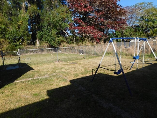 Building Photo - 10121 W Jessamine St