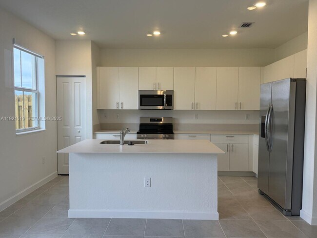 Building Photo - 2746 SE 24th Terrace