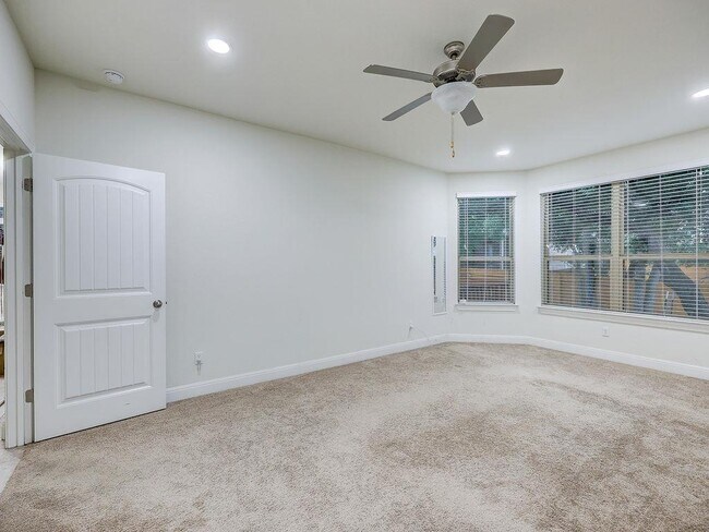 Building Photo - 4312 Privacy Hedge St