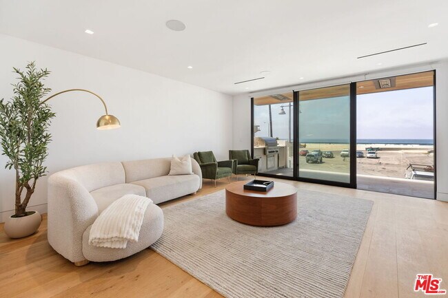 Building Photo - 2205 Ocean Front Walk