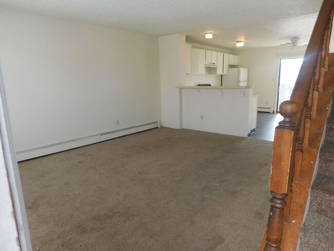 Building Photo - 2 Bed 1 Bath Apartment Centrally Located i...