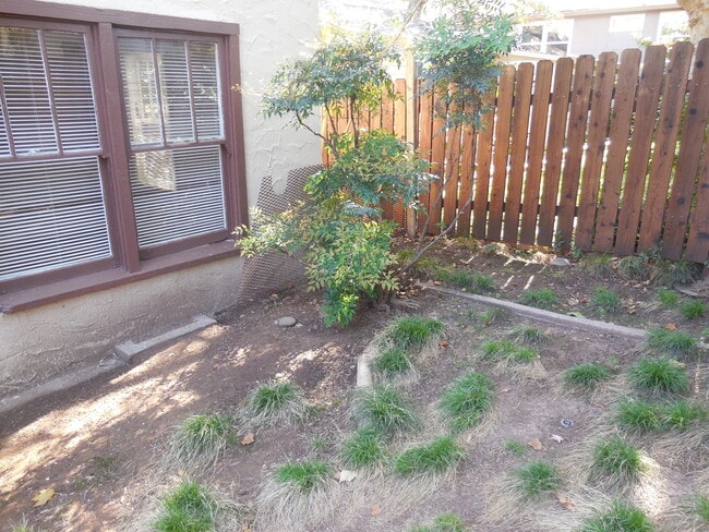 Building Photo - CHARMING 2 BED 1.5 BATH HOME IN DOWNTOWN AREA