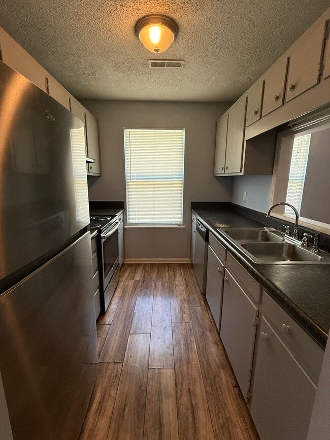 Building Photo - Freshly Painted 2Br 2Ba Duplex