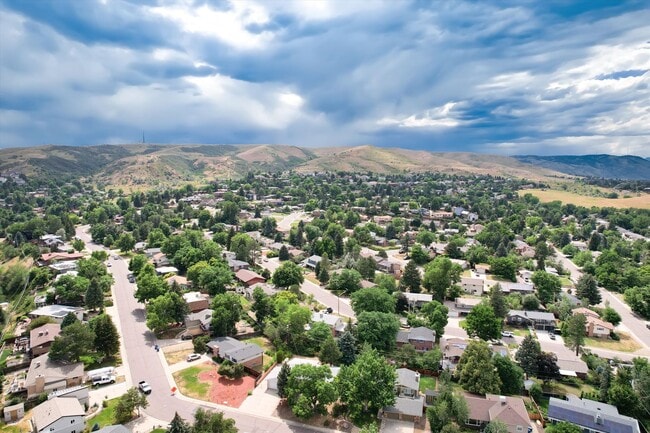 Building Photo - Vintage 5 bed Home in Green Mountain Estat...