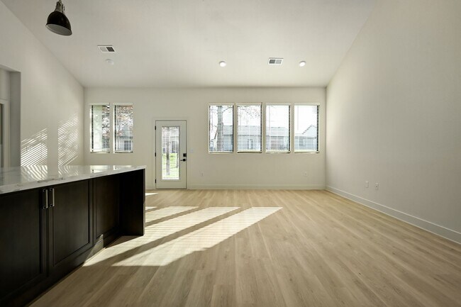 Building Photo - 201 E Maplewood Ln