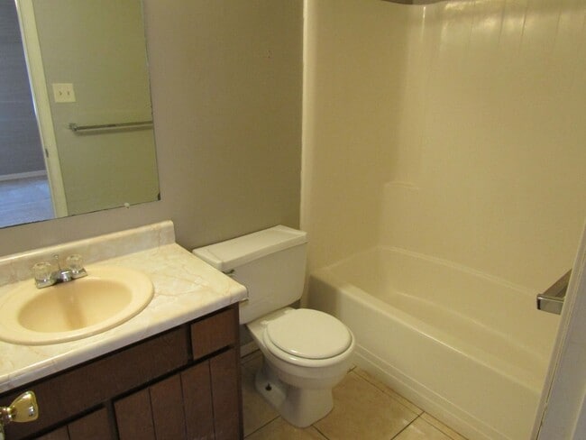 Building Photo - 1100 Pineland Ave