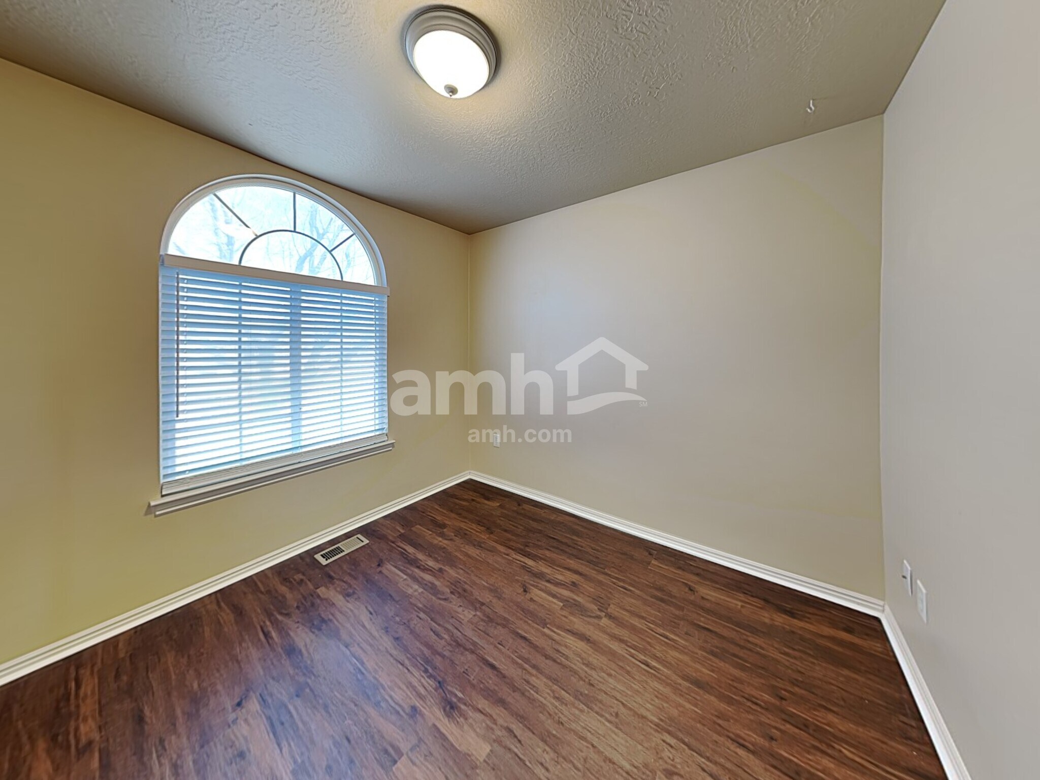Building Photo - 1381 N 550 E