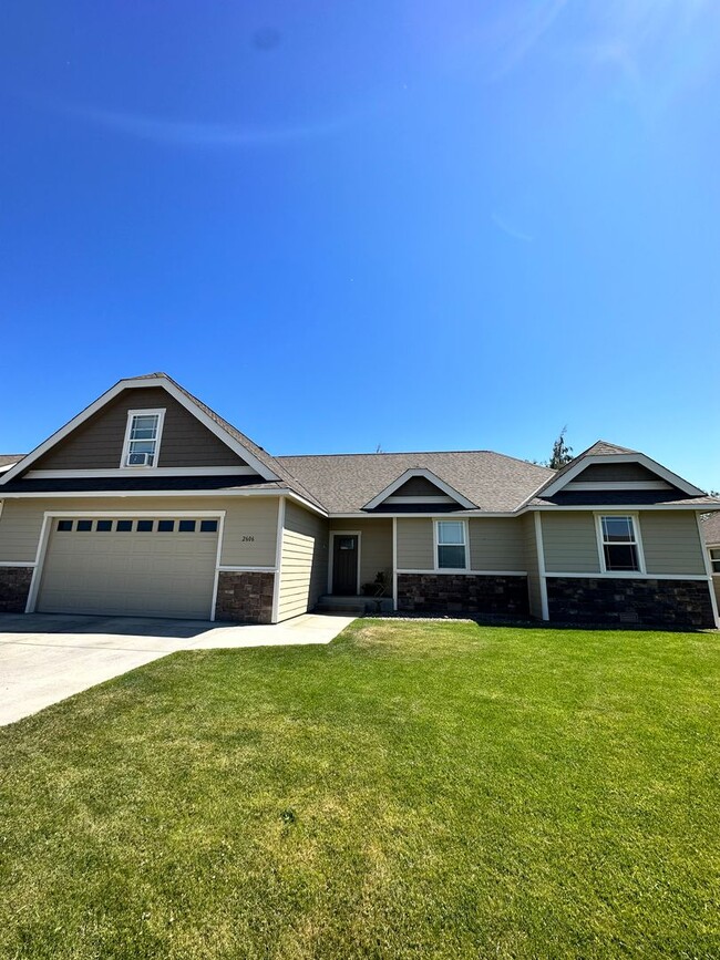 Building Photo - Spacious Home!