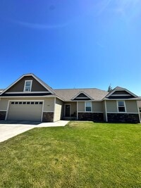 Building Photo - Spacious Home!