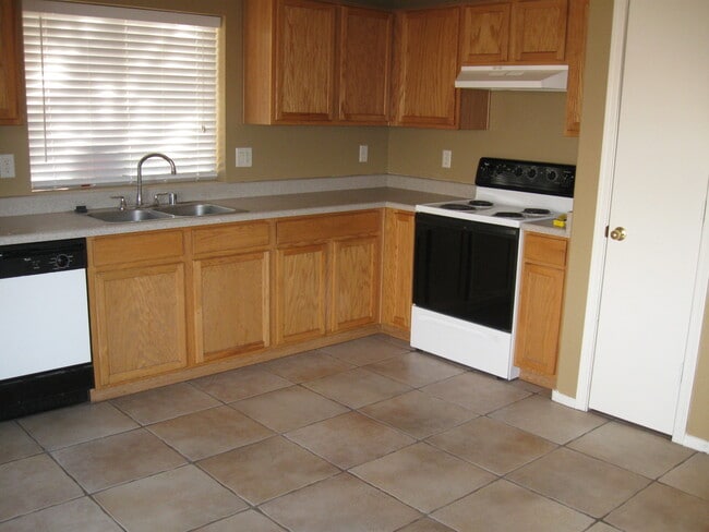 Building Photo - 3 bedroom single story home