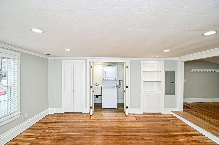 Building Photo - 171 1/2 Lincoln Way E