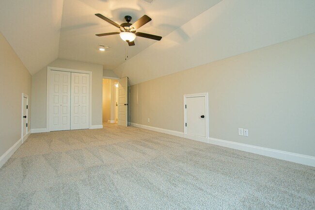 Building Photo - Pet Friendly Four Bedroom with Bonus!