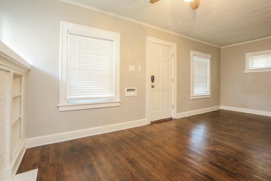 Building Photo - 6620 Wabash Ave