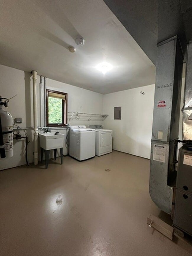 Building Photo - 3 bed/2 bath West Side Townhome