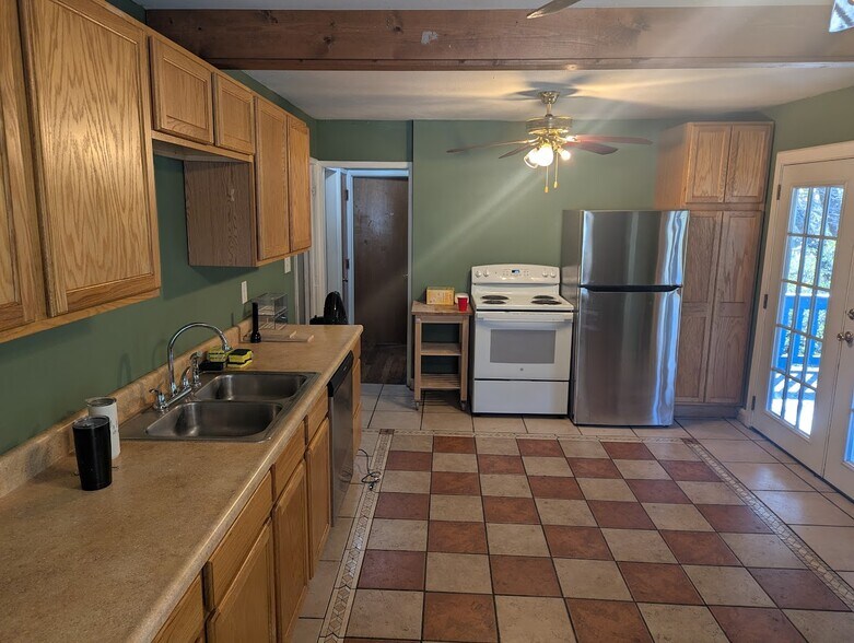 Building Photo - 4081 Clifton Ave