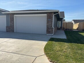 Building Photo - 1823/25 Hickory Creek