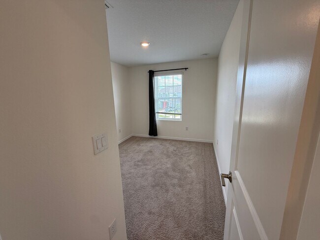 Building Photo - 3 Bedroom 2.5 Bath Townhouse W/1 Car garag...