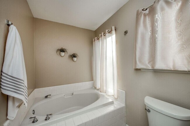 Building Photo - Spacious 5 Bedroom Clovis Home