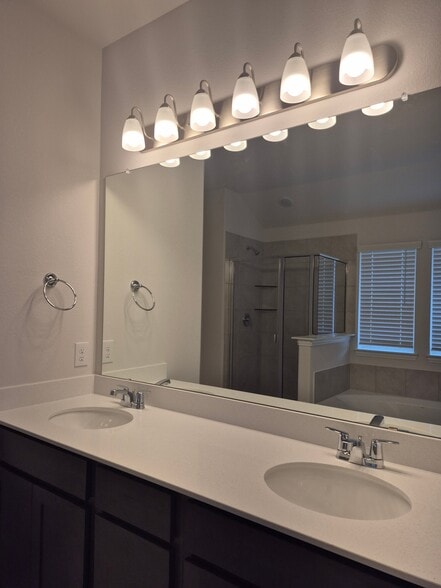Building Photo - 3041 Hollybrook Ln
