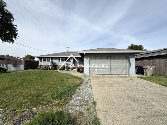 Building Photo - A Charming 3bd/2ba Sacramento House with Fenced Backyard