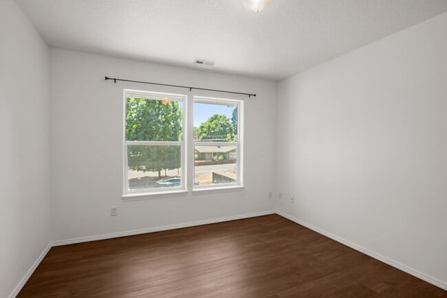 Building Photo - Recently updated 3 bedroom, 2.5 bath Townhouse in Beaverton