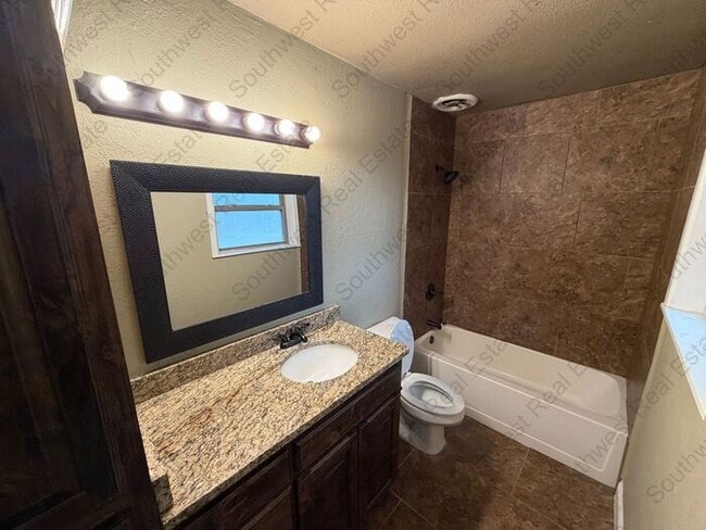 Building Photo - Spacious 3 bedroom 2 bath home