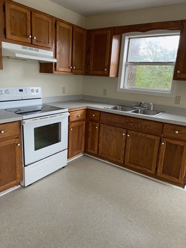 Building Photo - Cute home located in City Limits