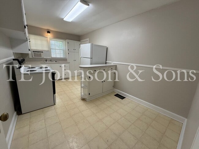 Building Photo - Charming Duplex in Winston-Salem
