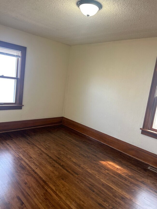 Building Photo - Gorgeous single family home! 4 Bed 2 Bath House Available 10/01/24