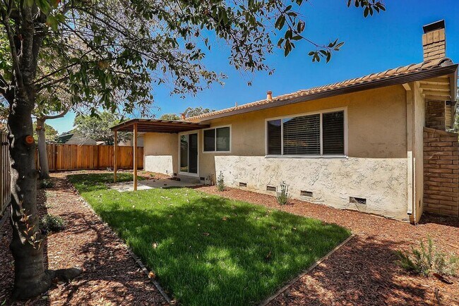 Building Photo - Updated Duplex