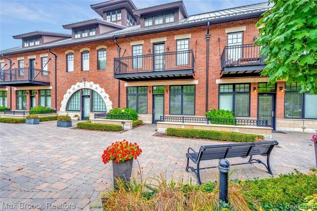 Building Photo - 431 S Eton St