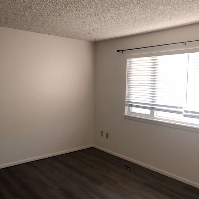 Building Photo - 905 Ponderosa Dr