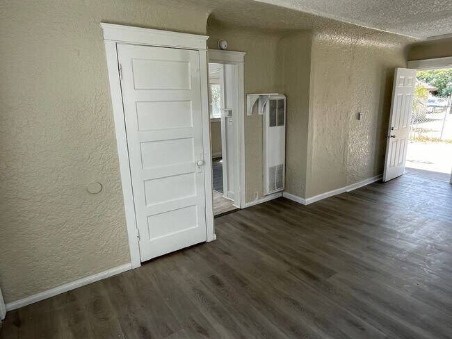 Building Photo - 1726 N Sierra Way