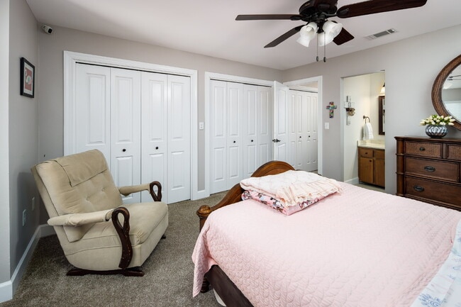 Building Photo - "Charming and Updated 3-Bed end unit townh...