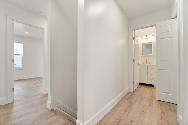 Building Photo - Beautifully renovated 4 bed, 2.5 bath, loc...