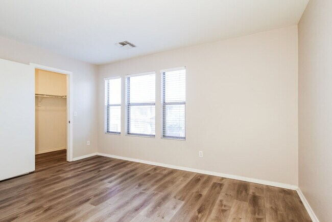 Building Photo - 4614 N 92nd Ln