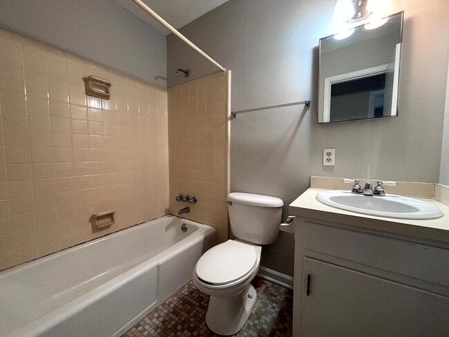 Building Photo - 557 Waterbury Dr