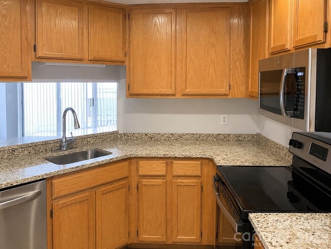 Building Photo - 2557 Stockbridge Dr