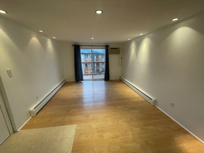 Building Photo - Quiet Corner Apartment in the Heart of Salem