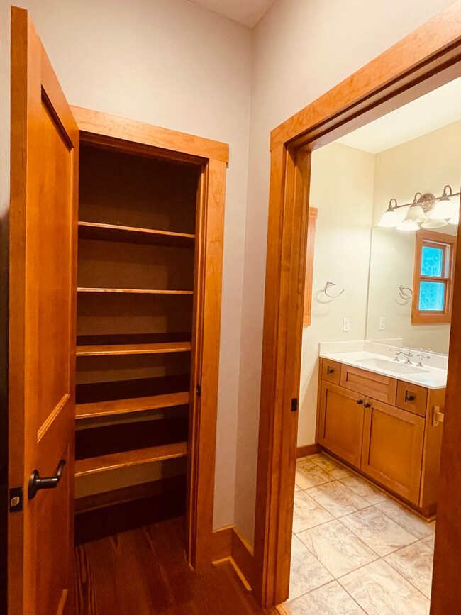 Building Photo - Charming 2 Bed, 2 Bath Custom Ranch on 5 P...
