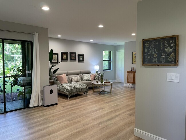 Building Photo - 12725 Shoreline Dr