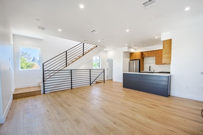 Building Photo - 2851 S Victoria Ave