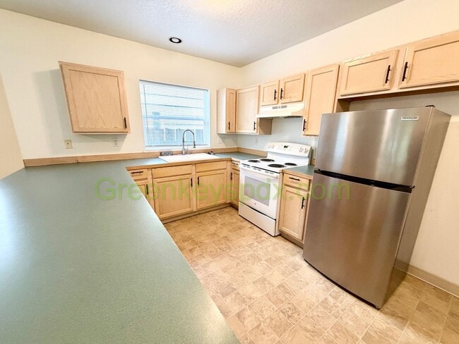 Building Photo - Muliti-level 2 Bedroom 2 Bath Townhouse in St.Johns