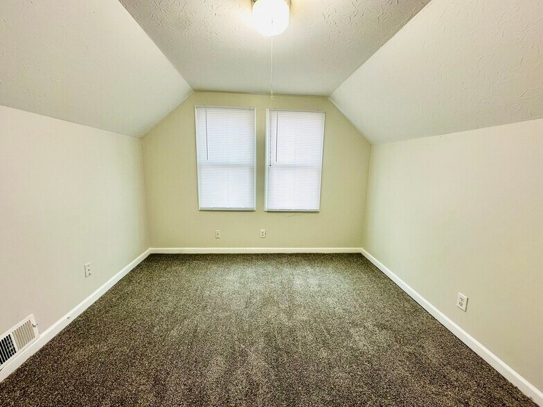 Building Photo - 1147 Lincoln Ave