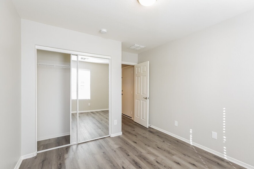 Building Photo - 6824 S 38th Dr