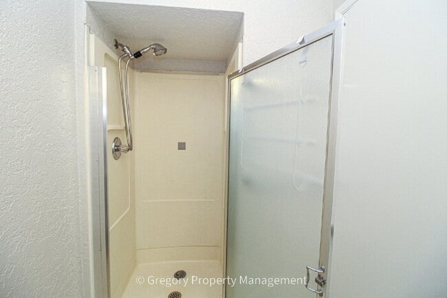 Building Photo - Charming, Well Maintained 4 Bedroom, 2.5 Bathroom Bothell Area Home in Northshore S.D. Spacious F...