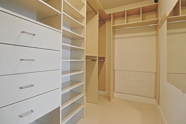 Building Photo - 800 Parkview Dr