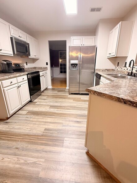 Kitchen - 424 W Abington Way