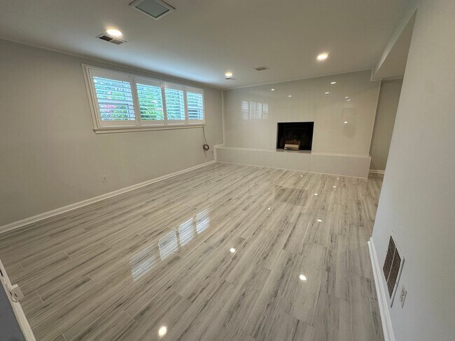 Building Photo - 805 Golden Arrow St